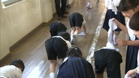 今年還暦の小学校校舎　木でできた床の雑巾がけを児童が学ぶ　高松市