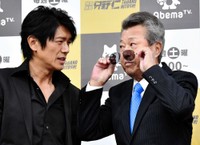 高橋克典（左）と梅宮辰夫さん＝2017年