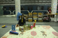 ハルキウの地下鉄「メトロブディブニキウ」駅で遊ぶ避難中の子ども