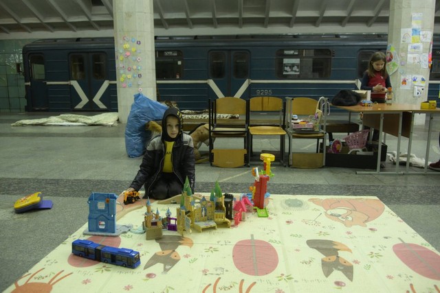 ハルキウの地下鉄「メトロブディブニキウ」駅で遊ぶ避難中の子ども