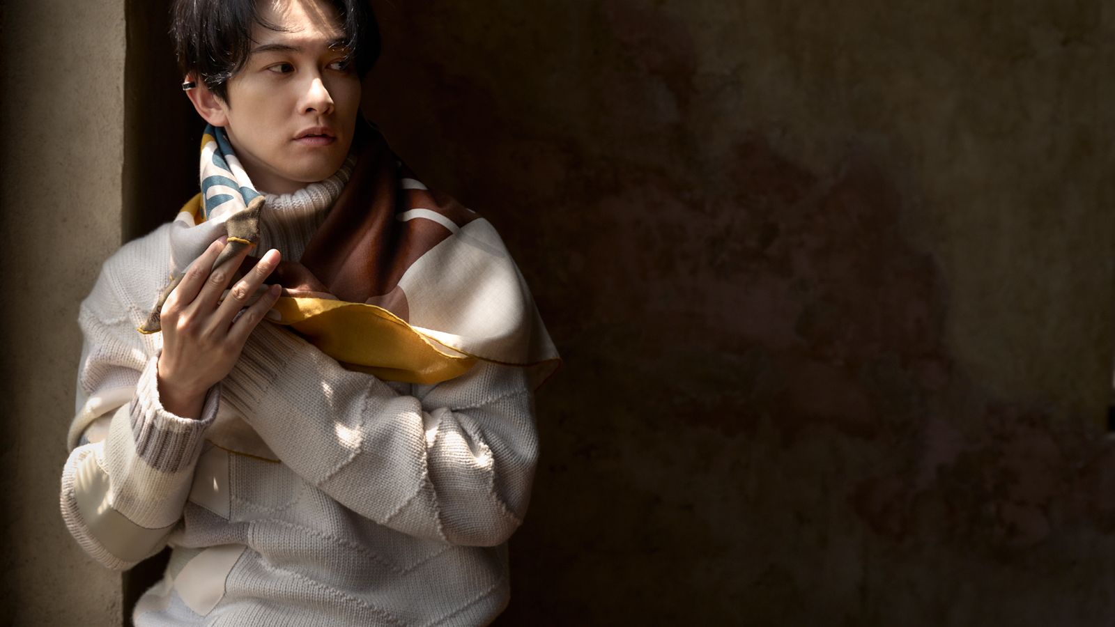 俳優・町田啓太と考える、装う美学。<br>エルメスのスカーフで秋の仕度を。