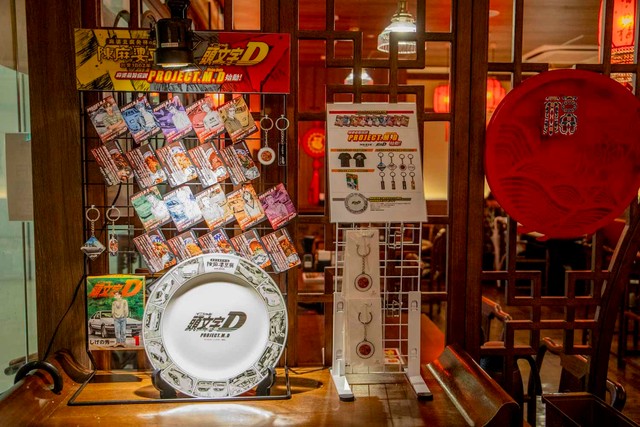 コラボ限定オリジナルのステッカー、トレーディングカードは注文でもらえ、他のグッズは販売