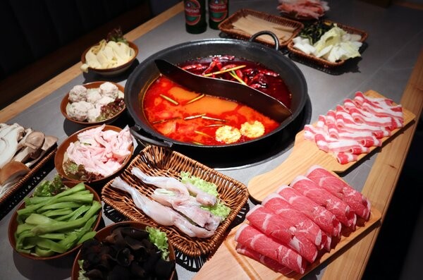 「寛舗重慶火鍋」が提供する火鍋料理。ぐつぐつ煮えるスープに、好きな具材を入れて味わう（京都市左京区高野東開町）