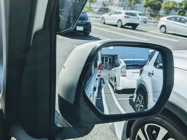 サイドミラーは左右で同じじゃダメ！？※画像はイメージです（PhotoAC）
