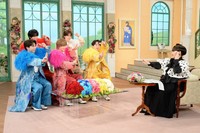 黒柳徹子さん（右）に“滅！ポーズ”をレクチャーするM!LKのメンバー