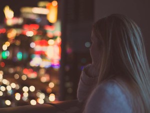 暗闇で止まらない話。姉との相部屋生活は、修学旅行の夜のようだった