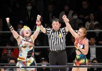 笹崎勝巳レフェリー（中央）