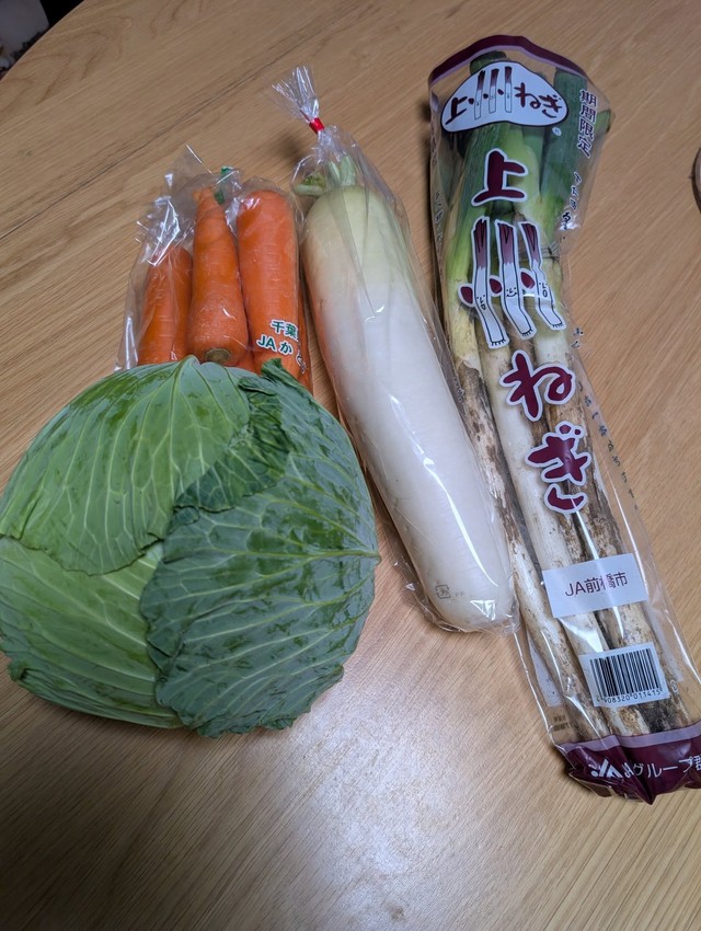 立派なキャベツや泥付きのネギ、大根など…正座して差し出された“まさかの手土産”／雪枝さん提供