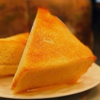 分厚さが魅力、モーニング用のトースト。ドリンクとボイルドエッグ付、900円〜。写真は「厚焼」セット1,000円（「喫茶 王城」のXより）
