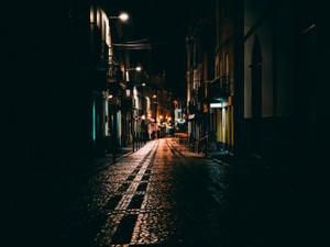 年齢も国籍も様々な人が束の間身を寄せる「はざま」だった、あの場所