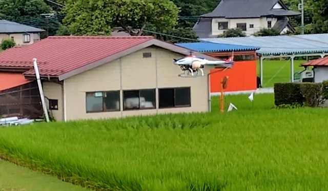 田んぼの上にヘリコプター出現！（ねこねこさん提供）