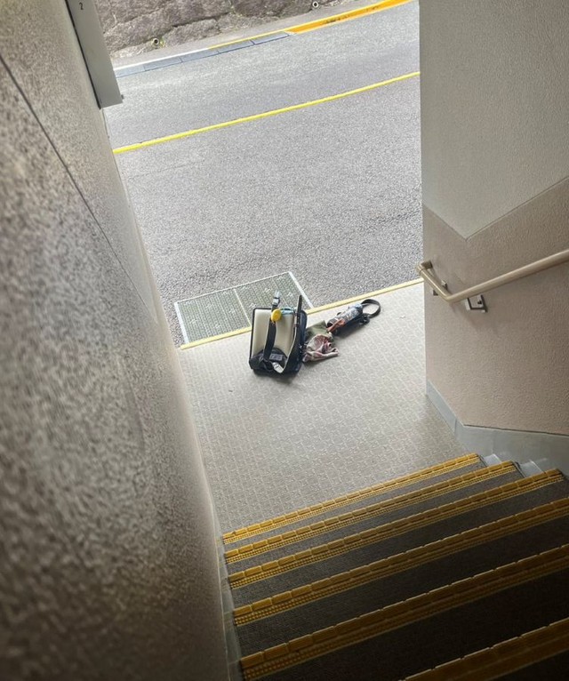 地面に放り出されたランドセルなどの荷物。 ※きゅーびーさん提供