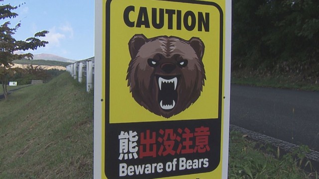 住宅軒下の干し柿を食べ尽くすクマ　爆竹とロケット花火で追い払われる　宮城・大崎市　