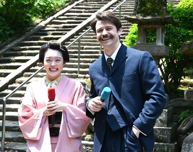 「ばけばけ」主演のトキ（小泉セツがモデル）を演じた高石あかりさん（左）。右はトミー・バストウさん＝２０２５年５月、島根県松江市、城山稲荷神社