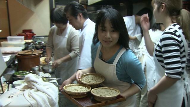 年越しそばでにぎわう　岡山市