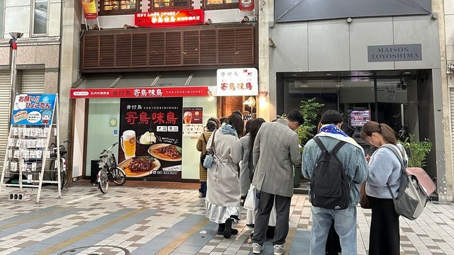 兵庫町商店街の骨付鳥店の行列　3月1日午後8時半ごろ