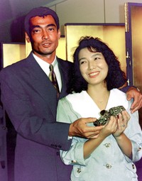 結婚発表会見で原日出子（右）に寄り添う渡辺裕之さん＝１９９３年１０月