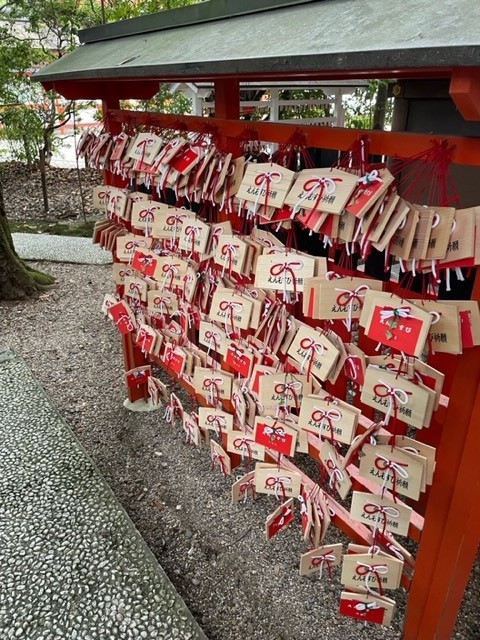 恋愛成就の内容もあってか、ほとんど全員の参拝者がシールを利用しているという（下鴨神社提供）