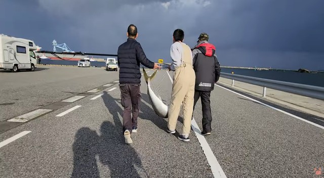 周囲の人も運ぶのを手伝ってくれたそう／すーちゃんねるさん（@Mt00l2SvdOnX5rT）提供