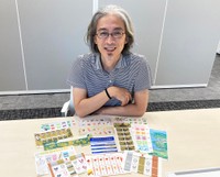 玉木さんが担当になったことを知った切手ファンの後藤さんは「人生でいちばん嬉しかった」と話す（写真提供：日本郵便）