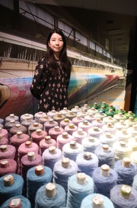 迎賓館の作品を手がけた現代美術家の川人さん。作品には１８００色もの色糸が使われた（京都市左京区・川島織物文化館）