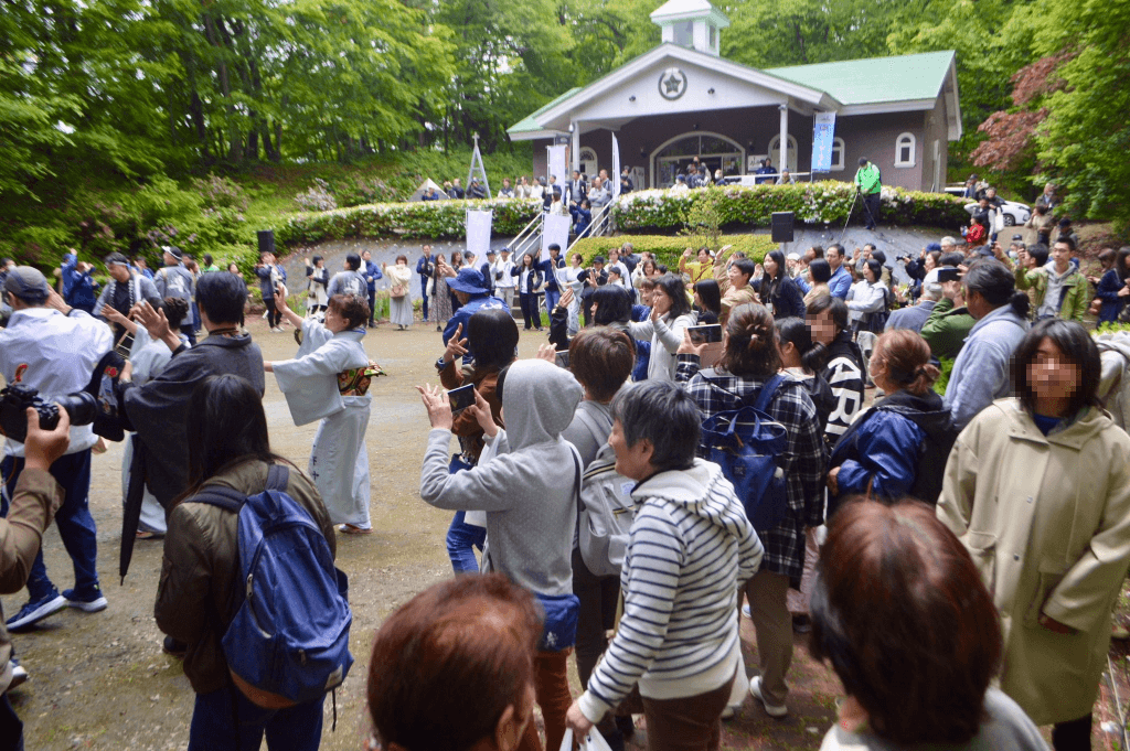 地元婦人会によって披露されるナニャドヤラに参加者も大盛り上がり（新郷村観光協会提供）