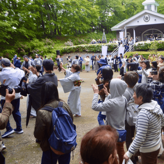 地元婦人会によって披露されるナニャドヤラに参加者も大盛り上がり（新郷村観光協会提供）