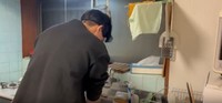 夕飯をつくるじゅんぺいさん／投稿主さん提供