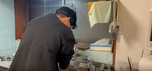 夕飯をつくるじゅんぺいさん／投稿主さん提供