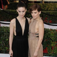 　ケイト・マーラ（右）とルーニー・マーラ