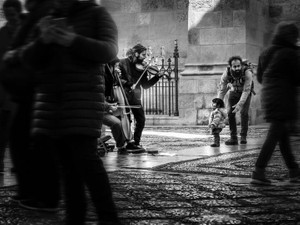 私が路上で弾いたバイオリンから、何かを受け取った小さな女の子