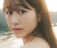 『林鼓子1st写真集 coco』通常版表紙（撮影／東 京祐）