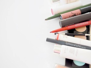 メイクすることが常識なら、「コスメ手当」が必要では？