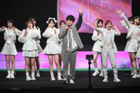 　ＡＫＢ４８のコンサートにサプライズゲストとして登場したＤＡ　ＰＵＭＰのＫＥＮＺＯ（中央）＝撮影・開出牧