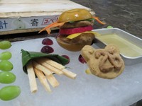 セットのドリンクは投薬で大活躍するサトウキビジュース。この日はお薬なしとのことで、さぞかし甘かったことでしょう（王子動物園提供）