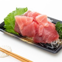 お刺身のトレーにまさかの…　※画像はイメージです（years/stock.adobe.com）