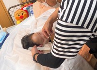 訪問理容師に髪をカットしてもらう様子