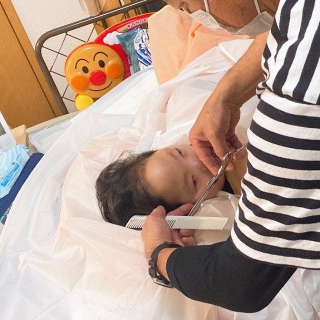 訪問理容師に髪をカットしてもらう様子