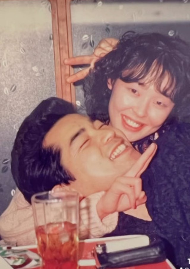 仲睦まじい様子の父母／チャグさん（@chagu_25）提供