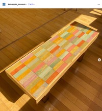 「ベンチをよく見てみると…色とりどりのかまぼこ板でデザインされています」（「鈴廣かまぼこ博物館」公式インスタグラムから）