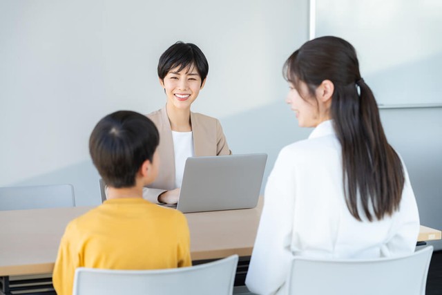 教員・保護者・子どもが互いに信頼し合う関係性が理想　※画像はイメージです（stock.adobe.com）