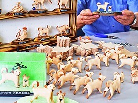 革細工で十二支、イヌ年は秋田犬の親子をモデルに制作