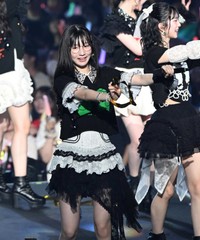 会場に手を振るJuice=Juiceの林仁愛=ぴあアリーナMM