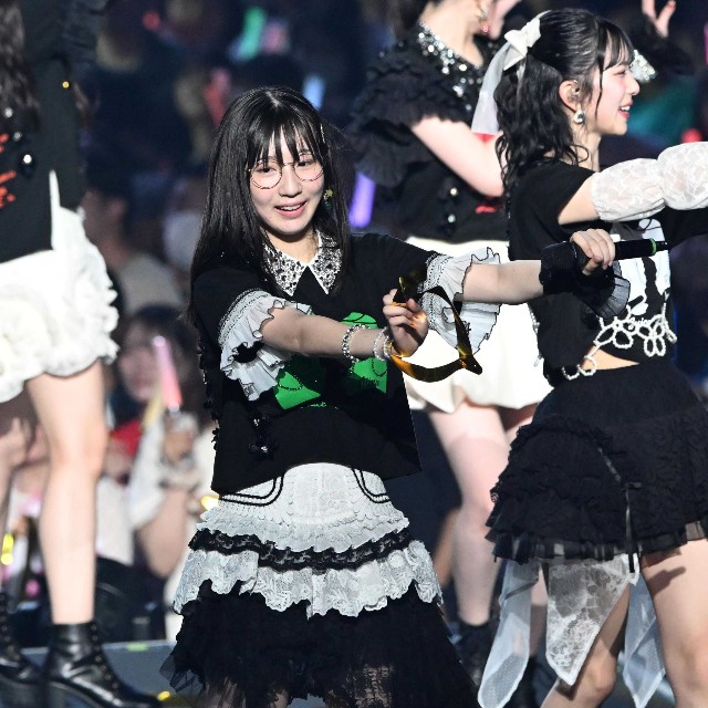会場に手を振るJuice=Juiceの林仁愛=ぴあアリーナMM