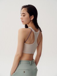 ワコールの直営ブランド「AMPHI（アンフィ）」のブラトップを着用した井桁弘恵