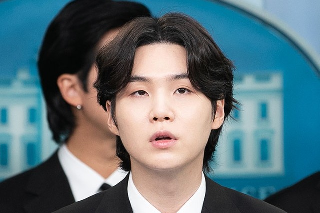 米ホワイトハウスの定例会見で記者団に韓国語で話すBTSのSUGAさん