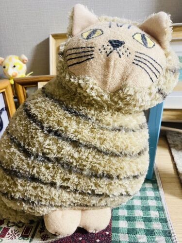 家族の動物愛はお母さんから継承されました。今は施設に暮らすお母さんの側にある猫のぬいぐるみ、ときえさんとおそろいだそう。「ボクみたいに可愛いねBYさばお」（ときえさん提供）