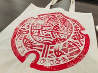 丸亀城をデザインしたマンホールをトートバックに転写