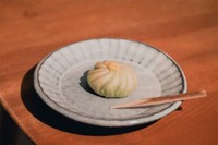 和菓子を食べる際に使う純国産黒文字楊枝も製造。1本ずつ手作業で削り、最後の仕上げを行います（画像：菊水産業提供）