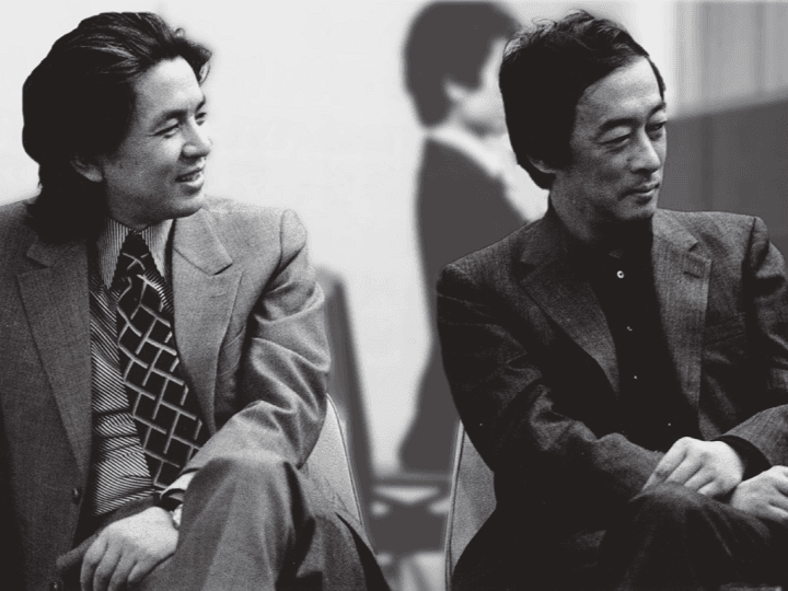 吉行淳之介さん（右）と五木寛之さん。本書に収録された二人の対談は、五木さんにとって初めての対談だった（『五木寛之傑作対談集 Ⅲ』より。石山貴美子撮影、1974年、腰巻文学大賞受賞パーティーにて）